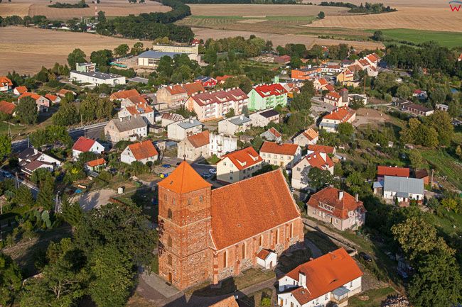 Barciany, panorama na miejscowosc z kosciolem parafialnym. EU, PL, Warm-Maz. Lotnicze.